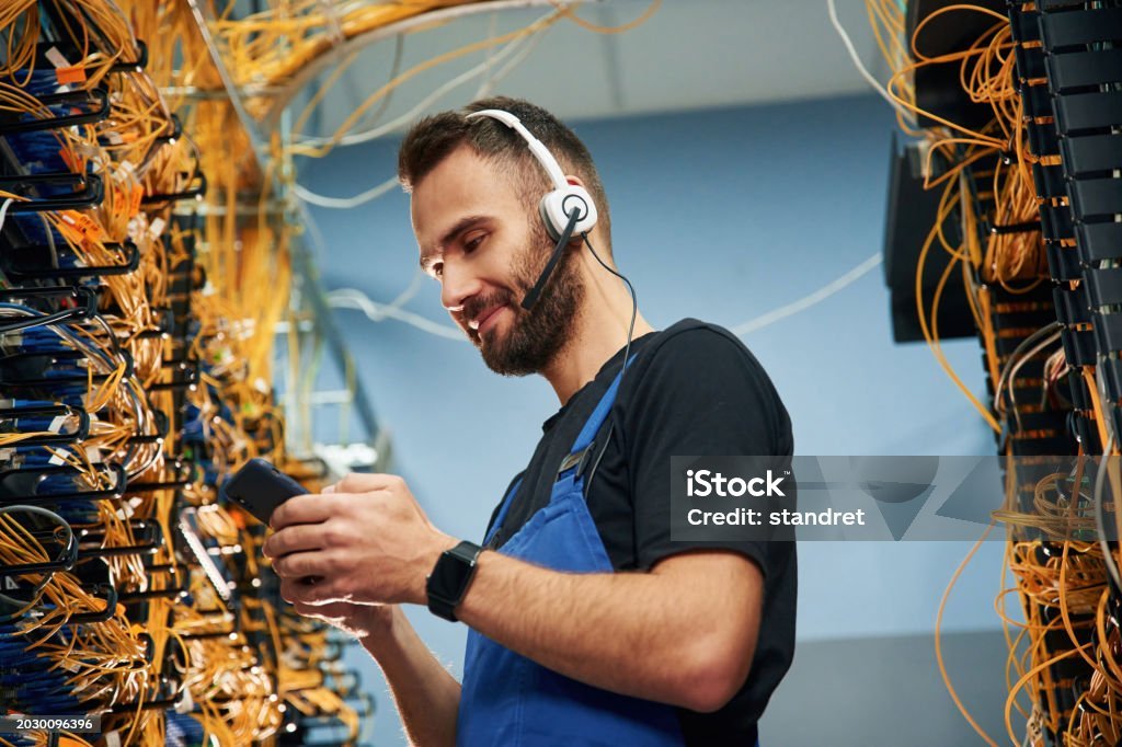 خدمات استشارية <br> <br> استشارة الخبراء قبل البدء في تنفيذ المشروع <br> تساعدك على سرعة تنفيذه وتقليل التكلفة